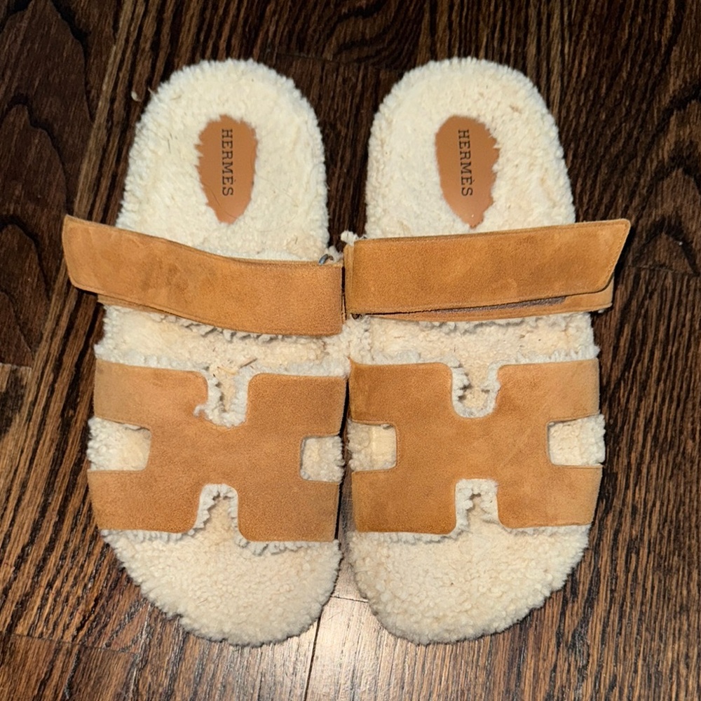 Hermès Chypre Sandals - Shearling Sandals in Tan and Cream